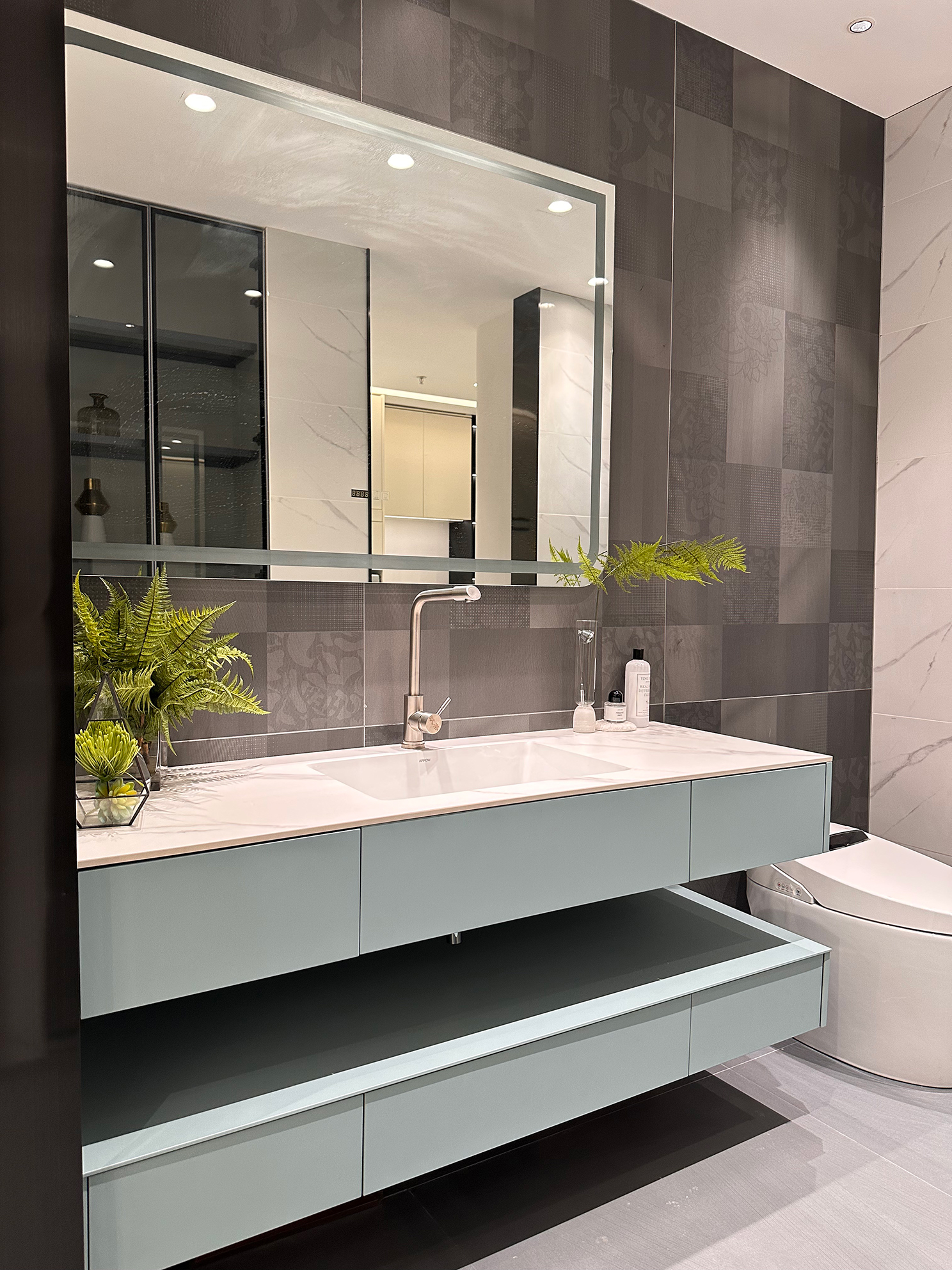 Bathroom cabinet