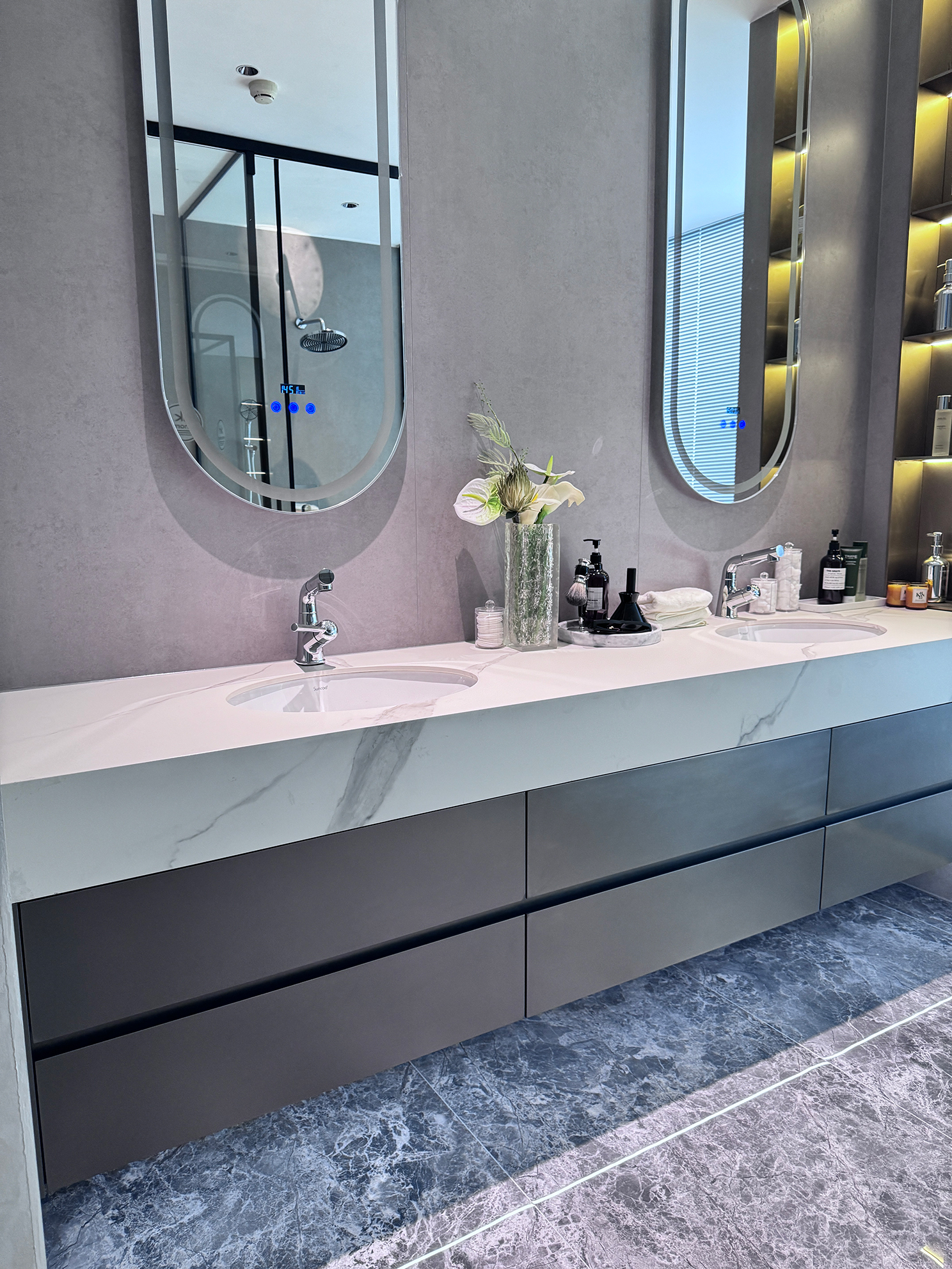 Bathroom cabinet
